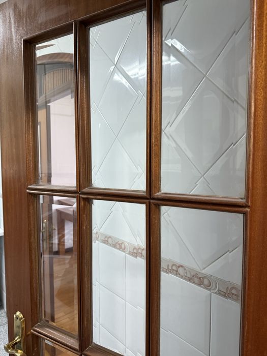 Porta interior em madeira com vidro