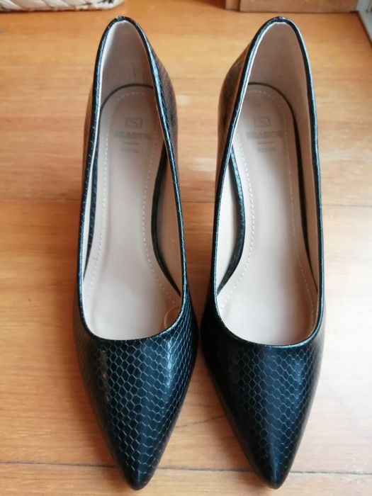 Sapatos de tacão pretos