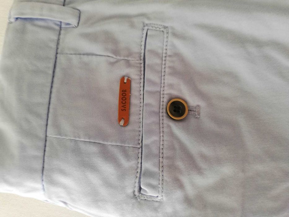 Calça chino azuis clarinhas da marca Sacoor