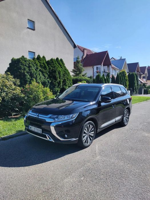 Mitsubishi Outlander MITSUBISHI OUTLANDER 2,4 benzyna 2020R. 7 osobowy