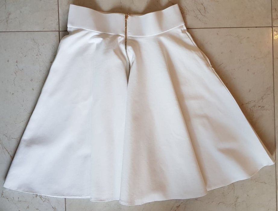 Rozkloszowana kremowa spódnica z zakładkami ORSAY