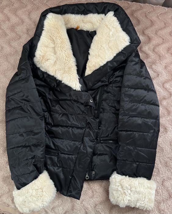 Куртка з хутряним комірцем