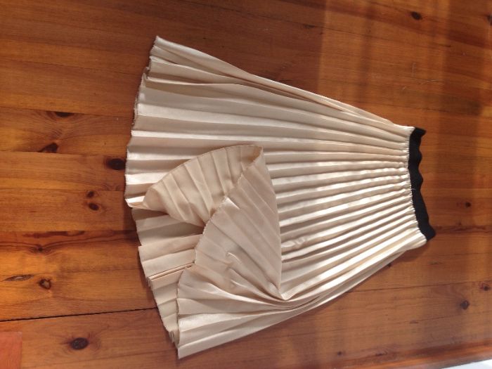 LINDA ... LINDA ...Saia Plissada - beje S mas tb veste M