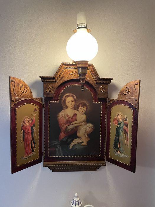 Oratório / Ícone religioso com luz e portas laterais pintadas