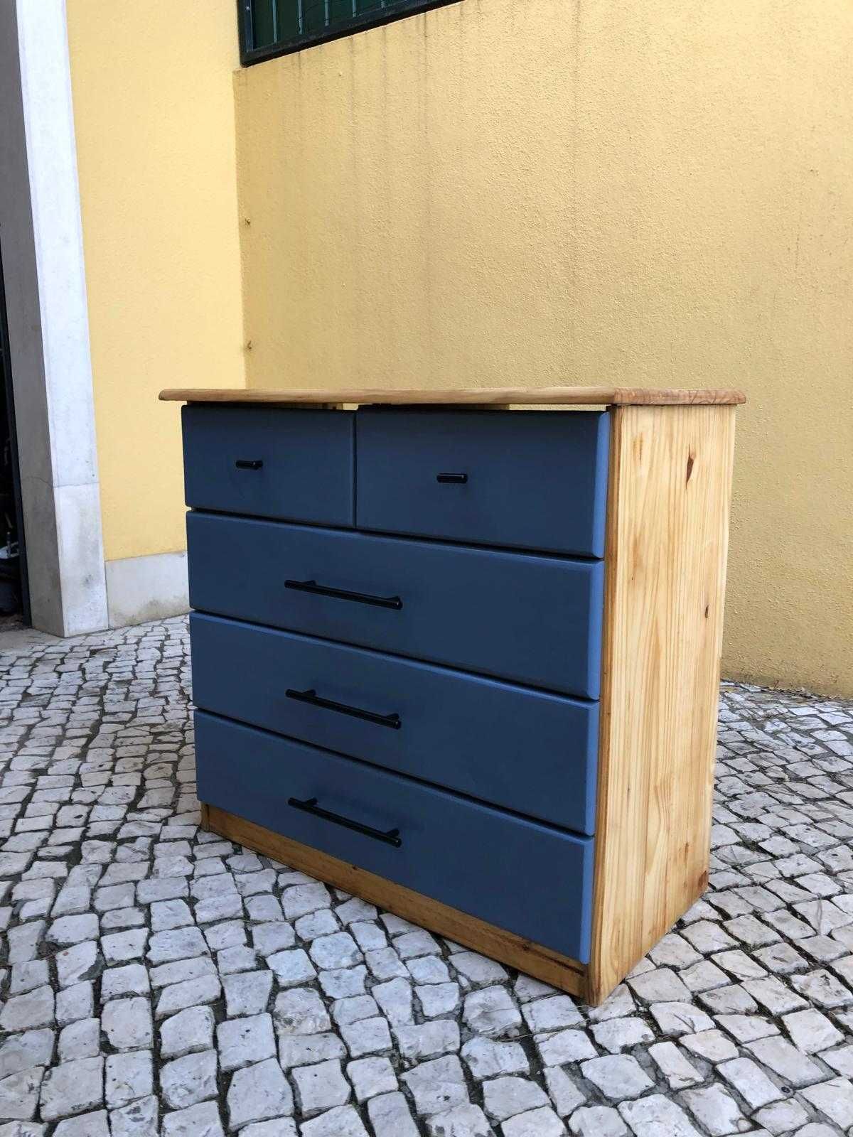 Cómoda em Pinho com Gavetas