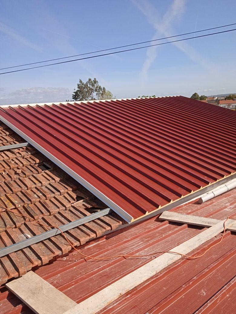 Faço telhados em telhas sanduíche