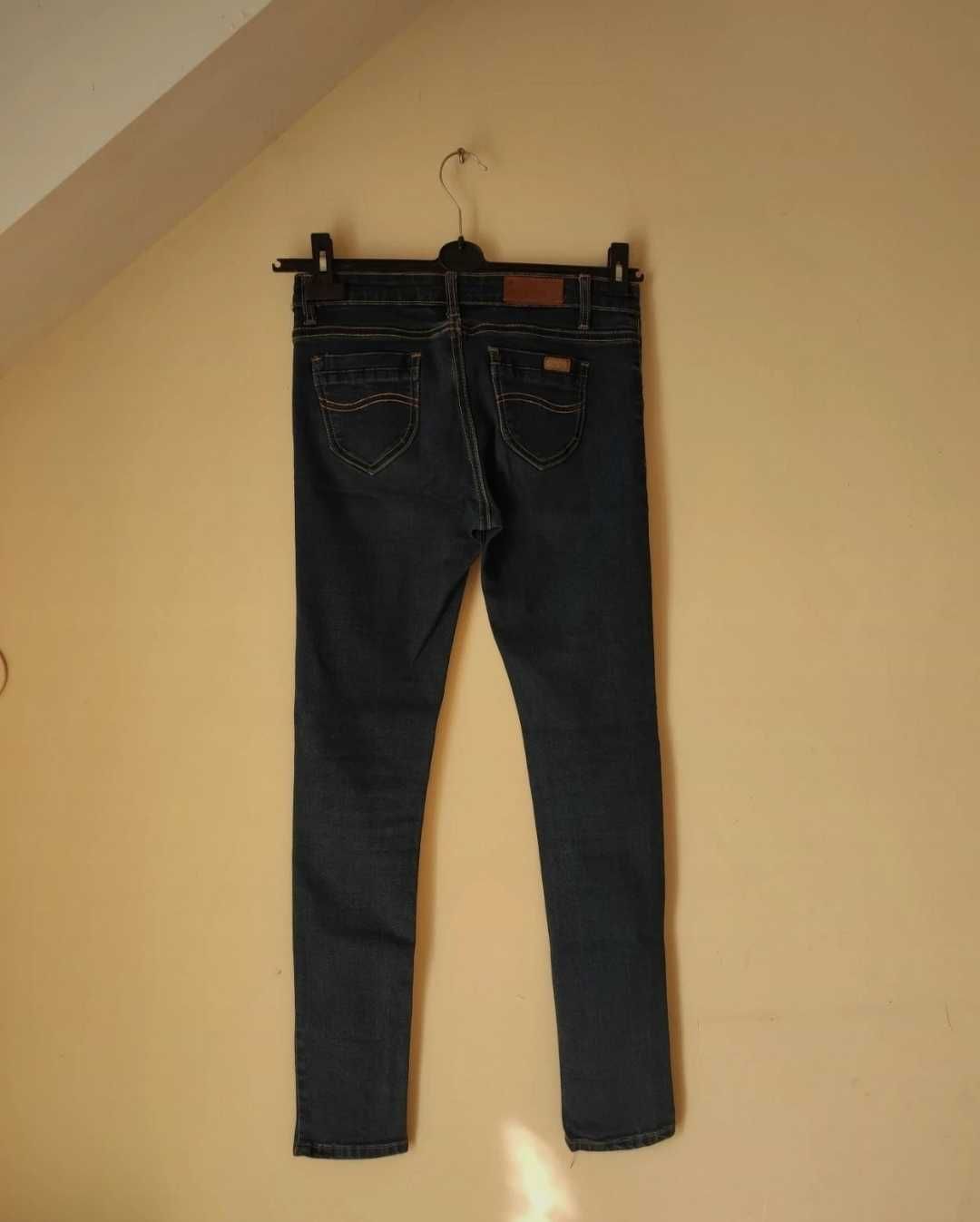 Granatowe jeansy rurki