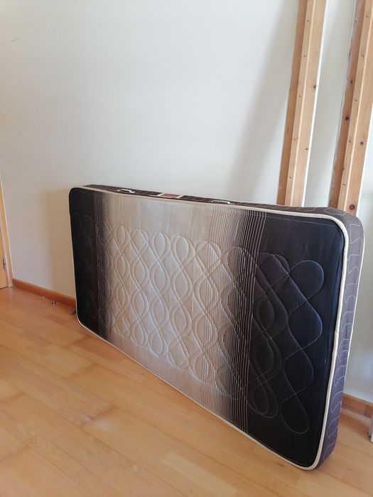 Cama de madeira pinho + estrado + colchão