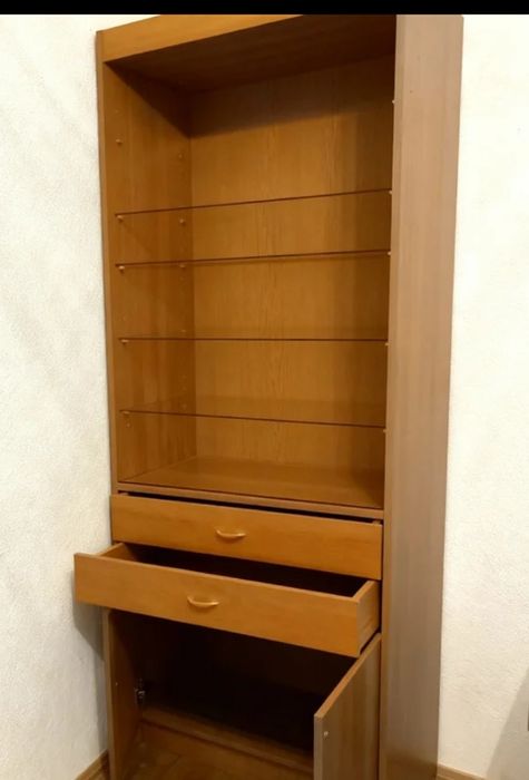 Estante com duas gavetas e cinco prateleiras de vidro