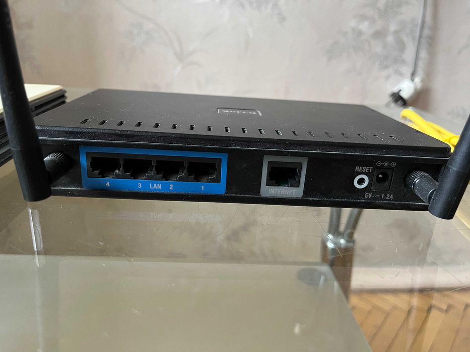 Гигабитный Wi-Fi роутер TL-WR1042ND и D-Link DIR-615.