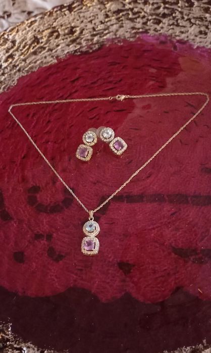 Conjunto de fio de prata com pendente e brincos de prata e pedras