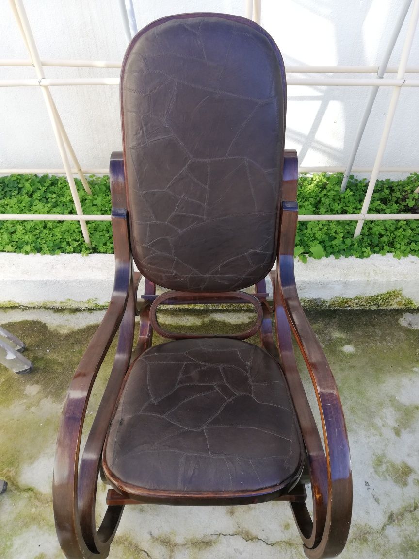 Cadeira de baloiço em bom estado