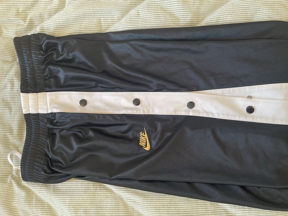 Calças Nike pretas com botões