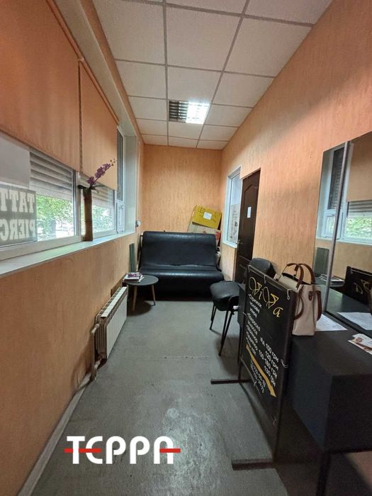 Продаж 2-кімнатної повнометражної квартири під салон краси