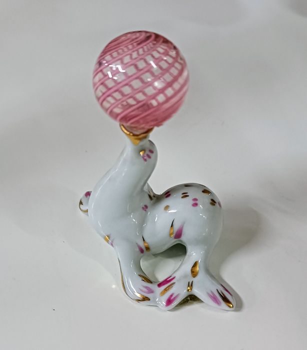 Antigo e pequeno golfinho em porcelana marca capidimonte