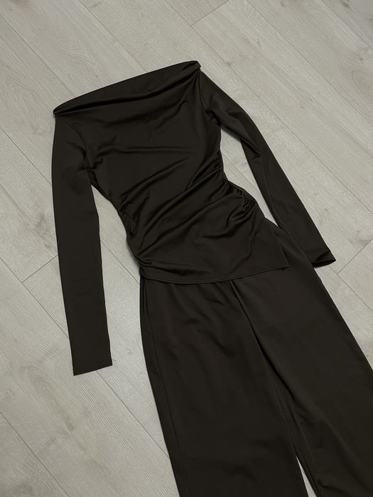 Костюм зі спущеними плечима