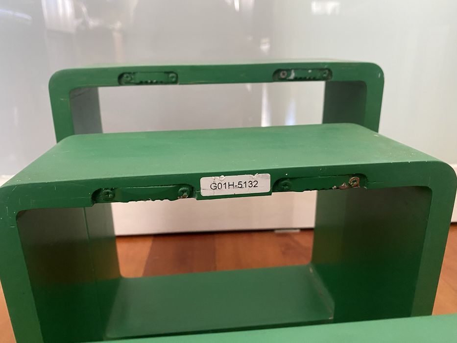 3 prateleiras madeira. Decoração. Muito bom estado.