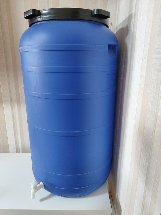 Пластикова бочка для питної води, з краном. Ємність 250 літрів.