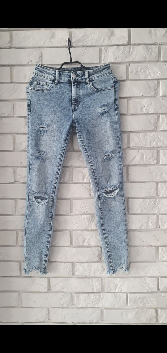 Jeansowe rurki skinny z przetarciami rozmiar S