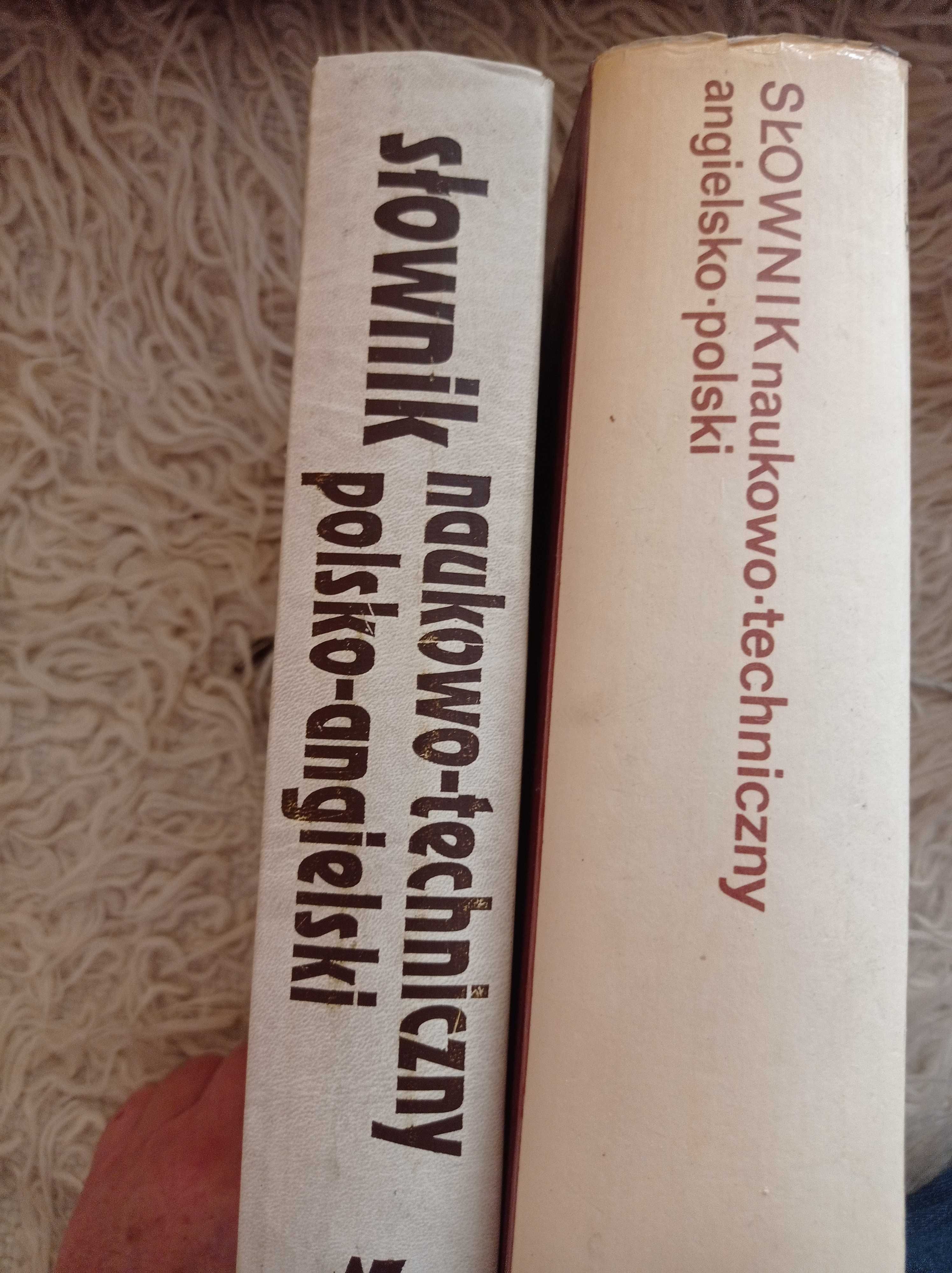Słownik naukowo-techniczny polsko-angielski i angielsko-polski.