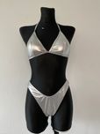 Srebrne metaliczne bikini Cropp – rozmiar S, błyszczący, idealny na fe