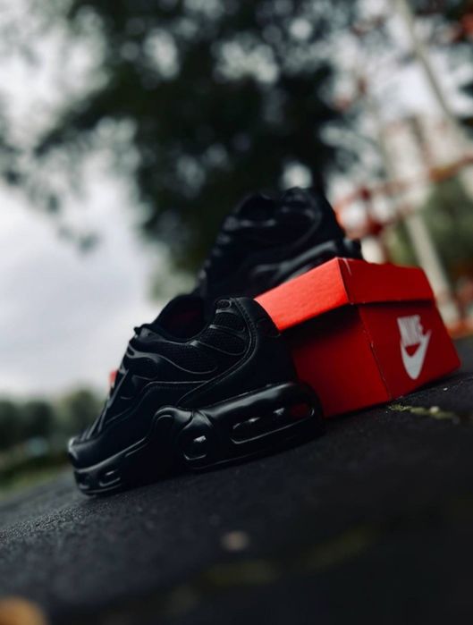 Черные стильные кроссовки Найк ТН+/минимализм и тёмный цвет-ключ побед