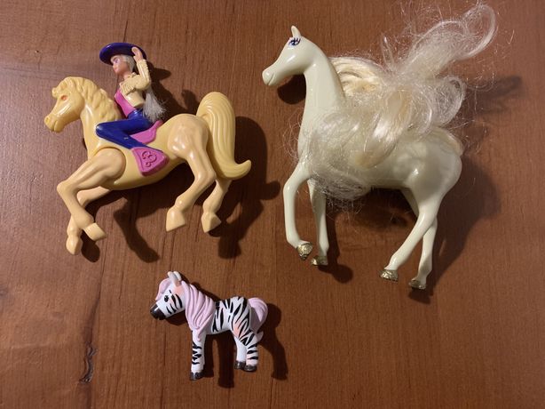 3 figurki / zabawki koniki i zebra