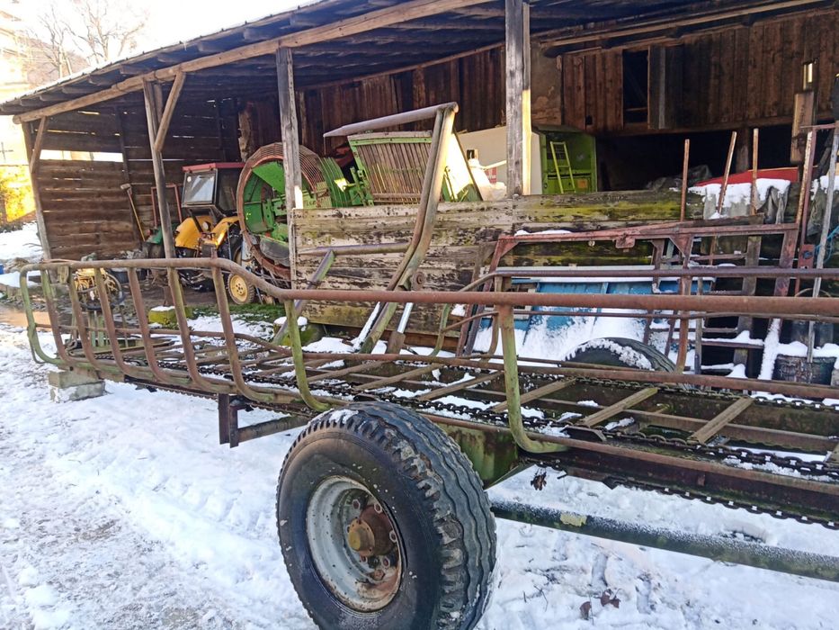 Przyczepa samozaładowcza do słomy