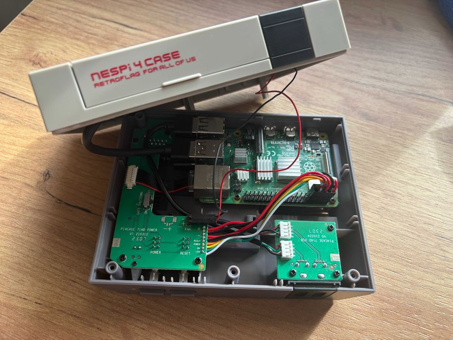 Konsola RetroPie – Raspberry Pi 4 B + 500GB + 2x pady 8BitDo + NESPi 4