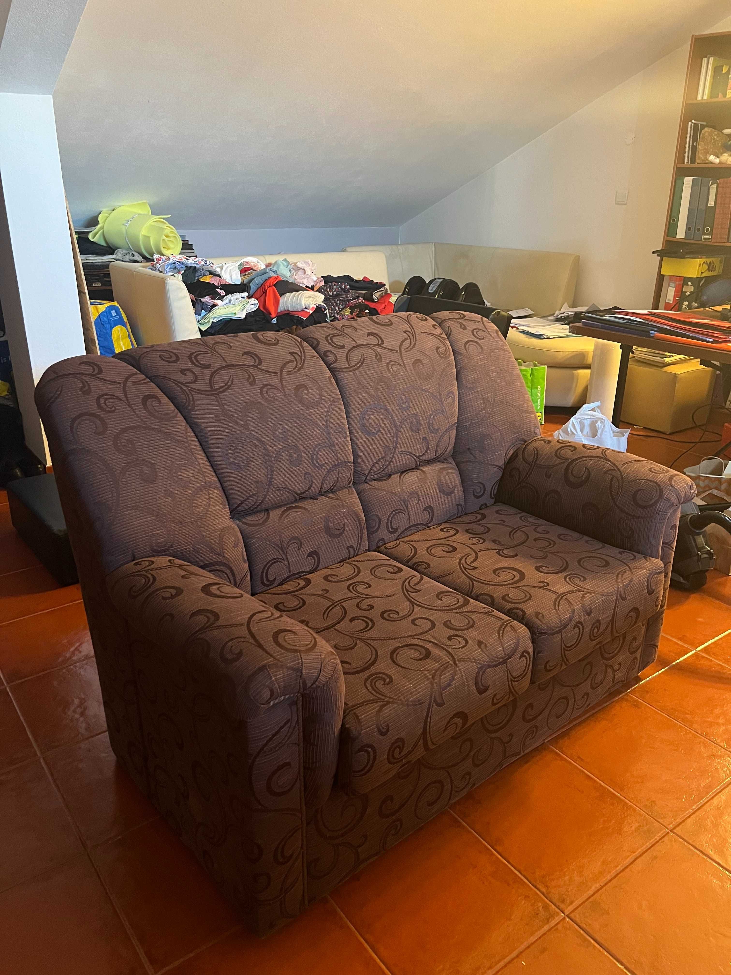 Sofá castanho com padrão novo