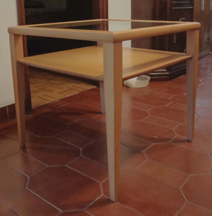 Mesa de Madeira com Tampo de Vidro Menor (quadrada)