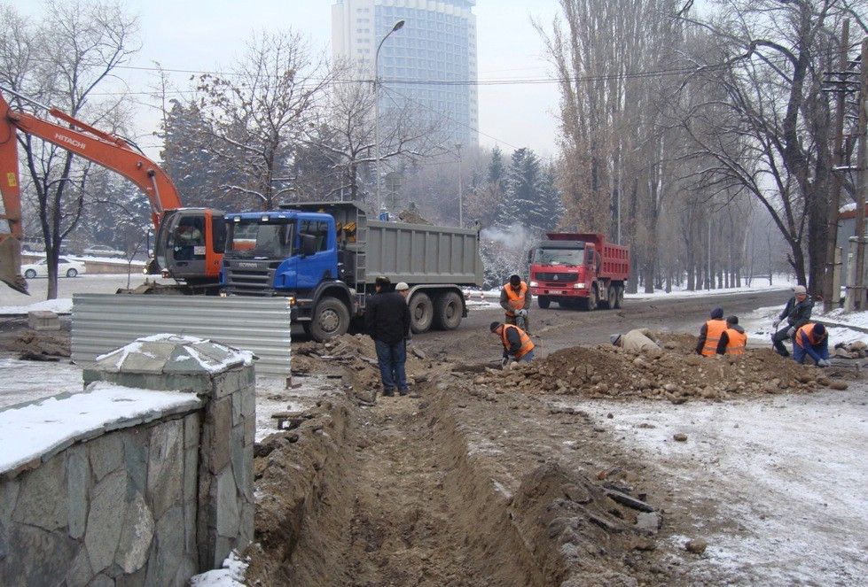 Земляные работы копка ям траншей котлованов. Земляні роботи вручную.