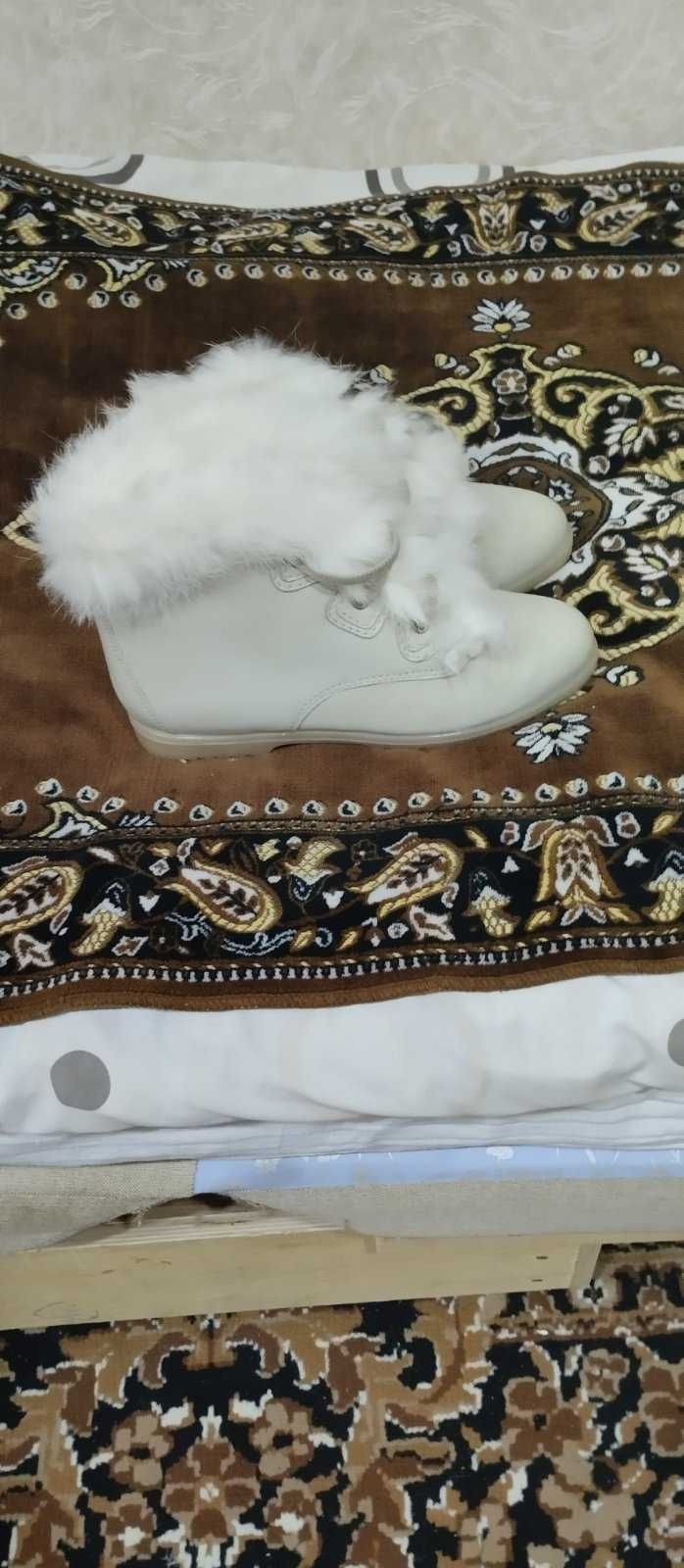 Зимові чобітки білого кольору з міховою оторочкою