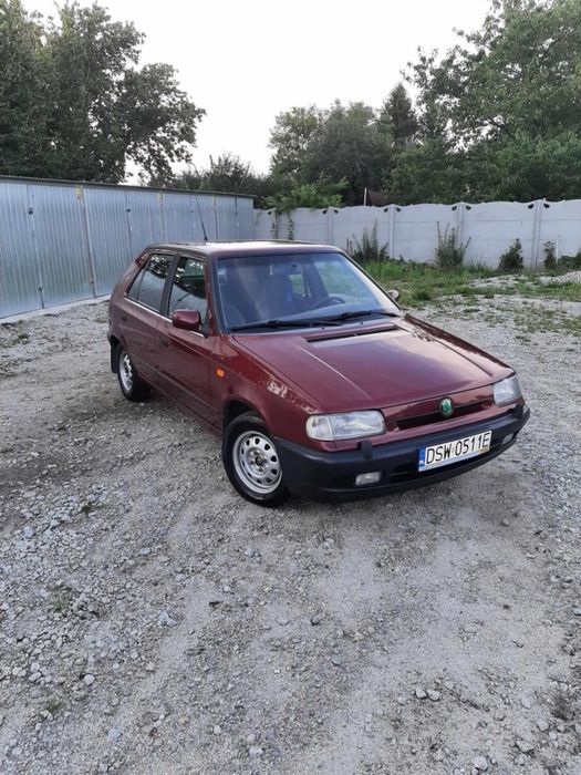 Skoda Felicja sprawna opłaty dwa komplety kół