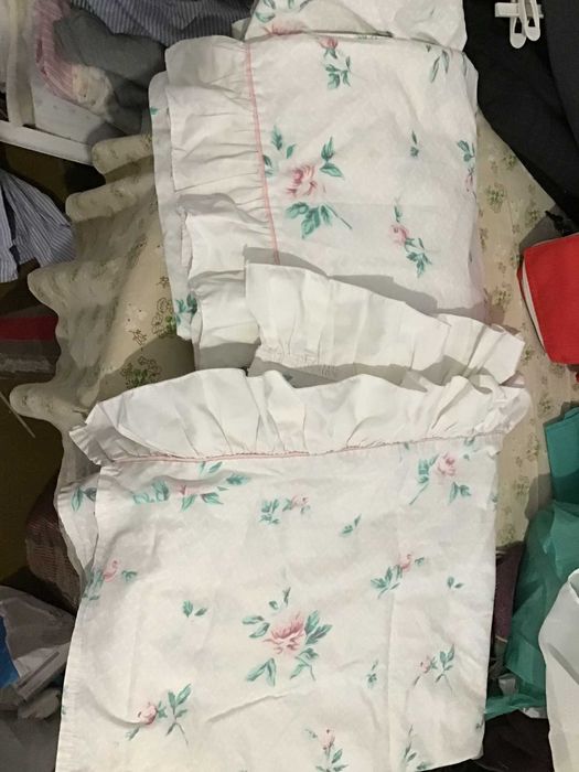 2 fronhas de almofada brancas com flores grandes