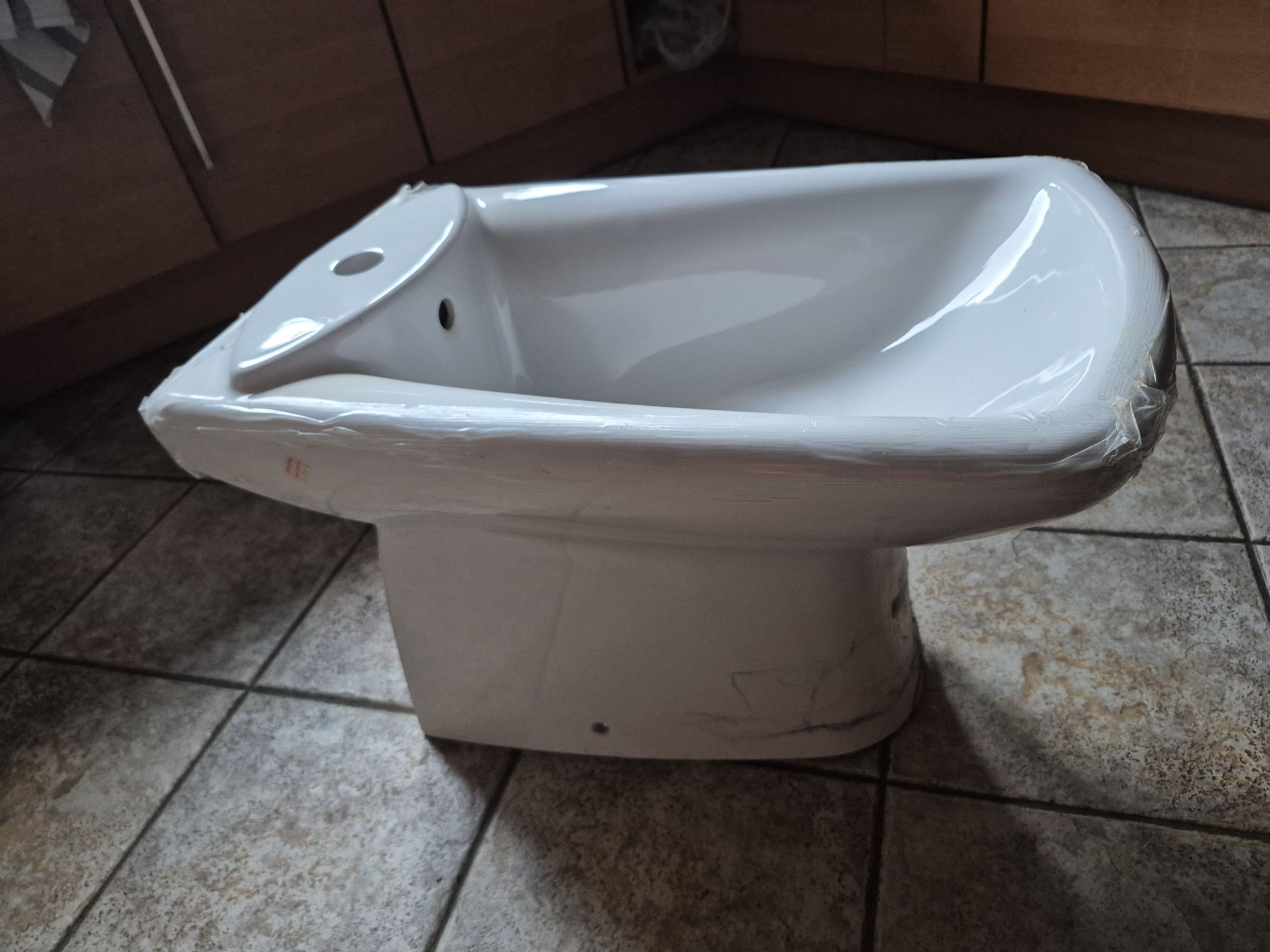 Nowa umywalka z słupkiem i bidet z przykrywką La Roca