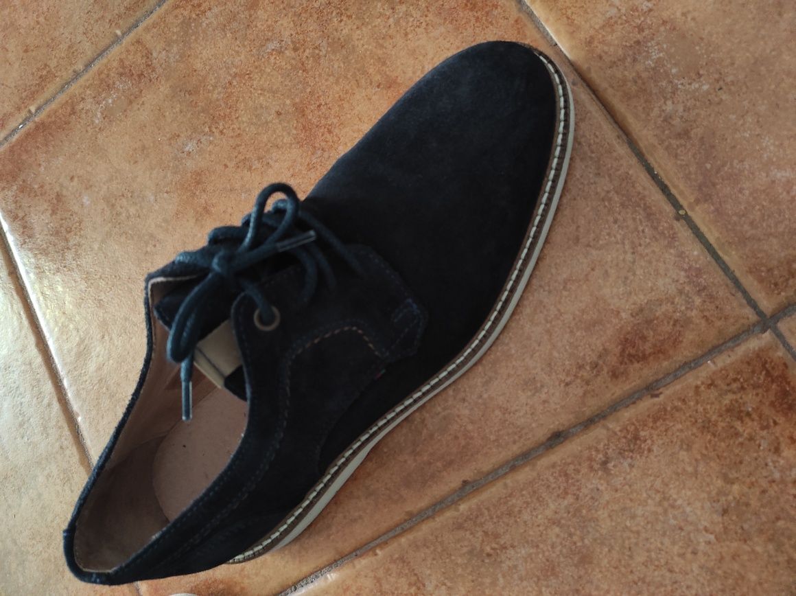 Sapatos de homem em pele nº39 semi novos