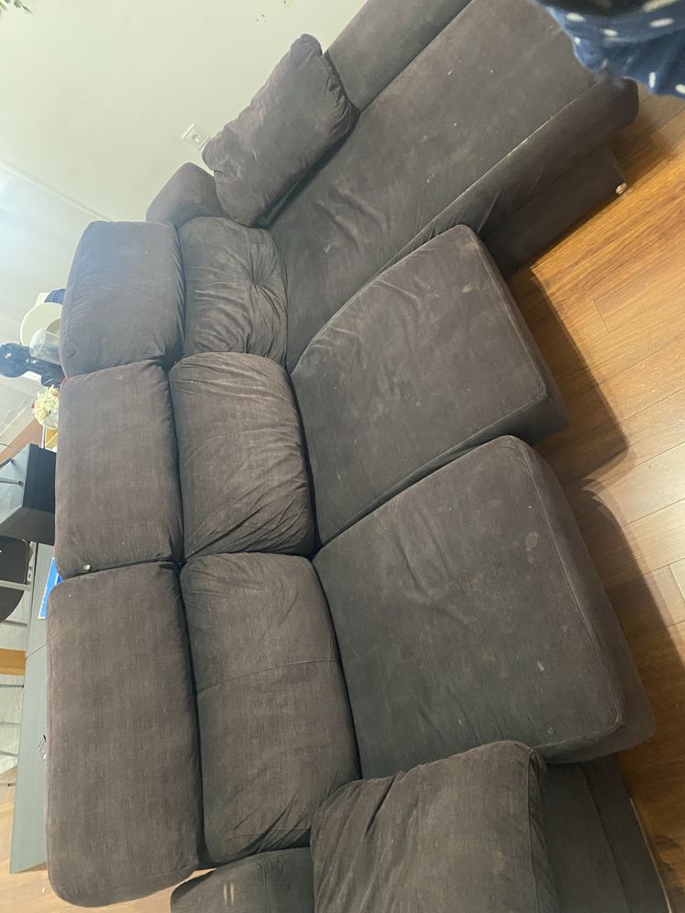 Sofa preto grande e confortavel ,cabeceira reclina os assentos tambem