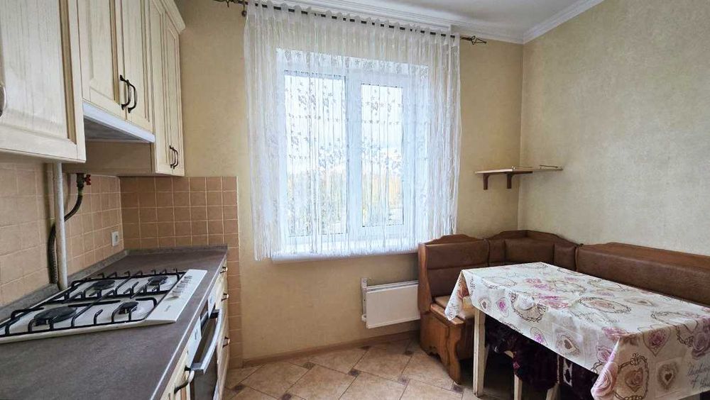 Продається 4-кімнатна квартира на вул. Земська, Сертифікат