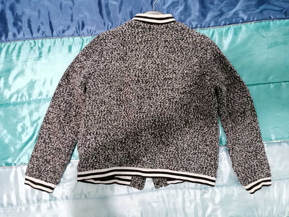 Casaco quentinho malhado de preto e branco. Tamanho 44 e 46.