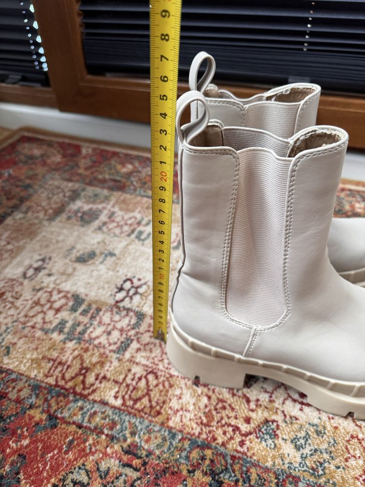Buty wysokie jasne dł wkł 24 cm