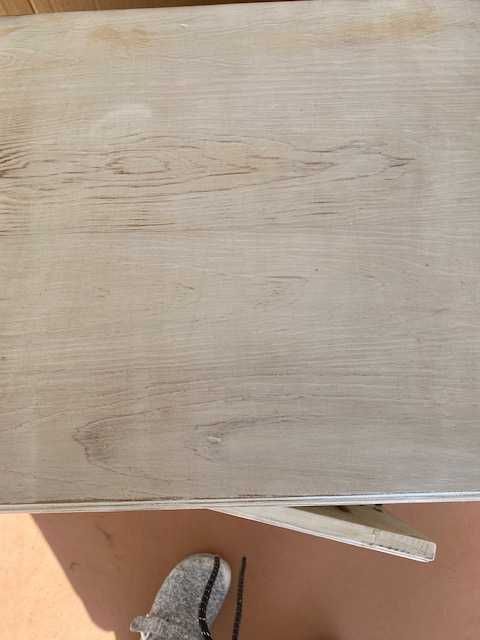 1 mesa de cabeçeira