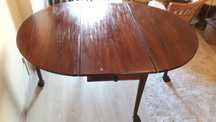 Mesa jantar em vinhatico de abas, Sec.XIX, estilo Jorge II, com 2 gave