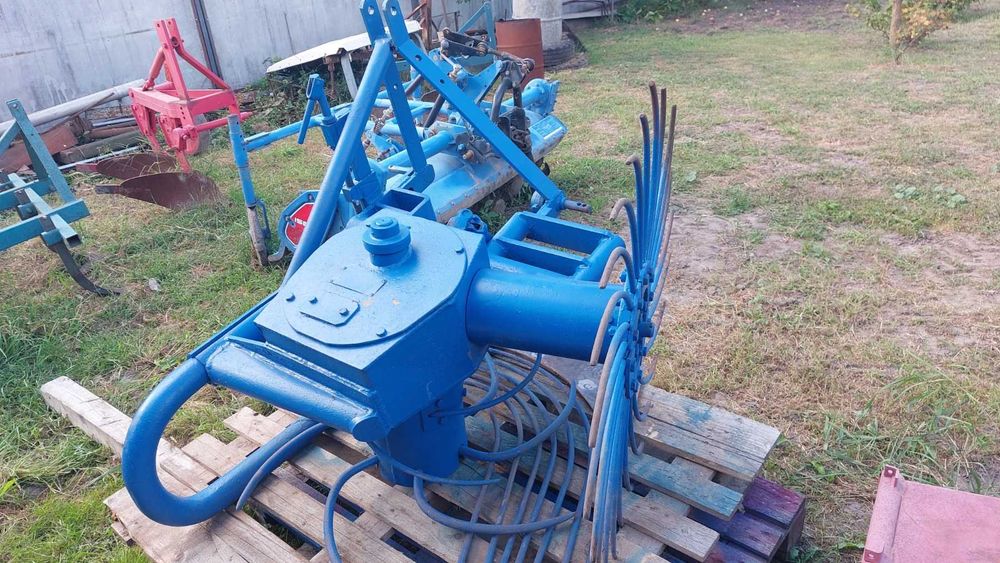 Картоплекопачка , копалка, копачка , вертушка .