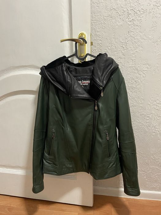 Кожанка женская с копюшоном