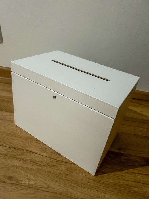 Białe pudełko na koperty ślubne