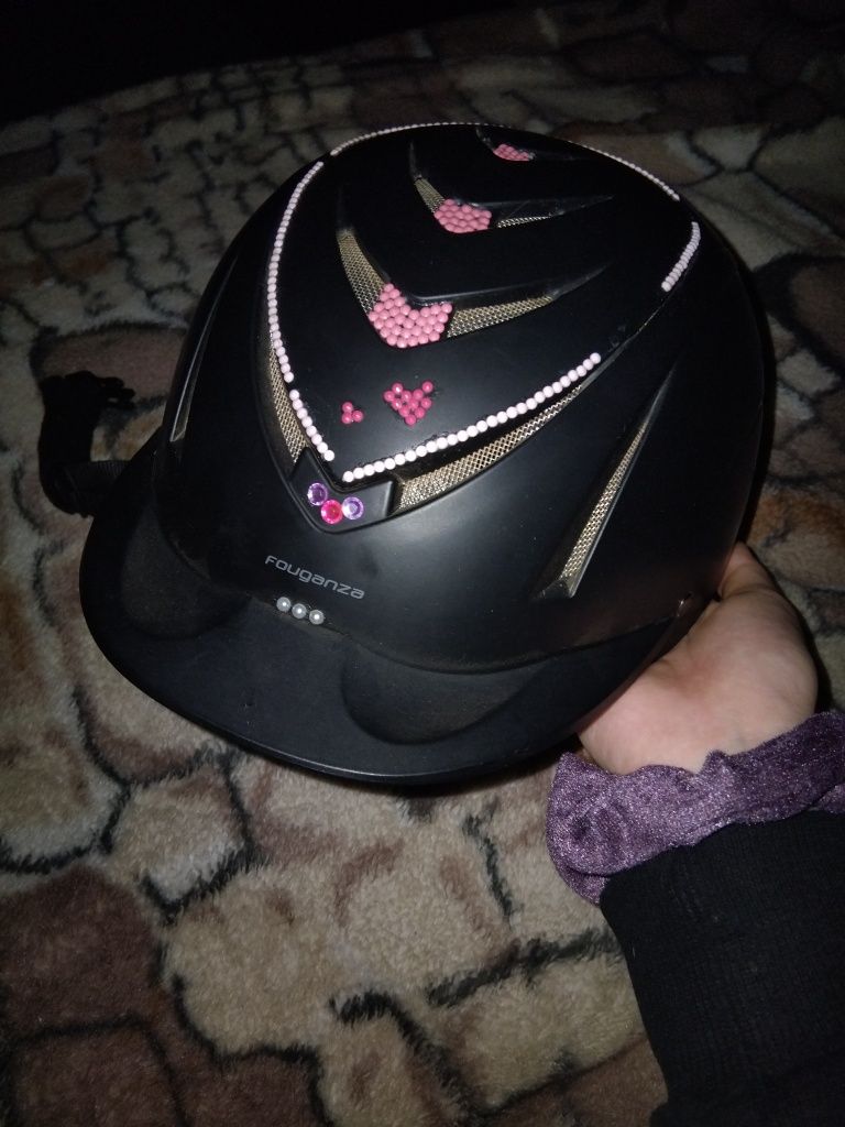Kask jeździecki firmy fouganza