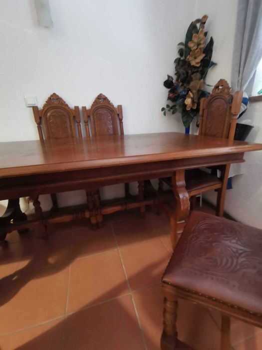 Móvel e mesa com cadeiras