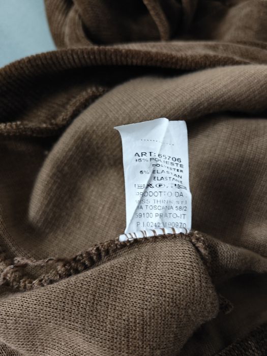 Brązowa bluzka sweterkowa z falbanką na kamieniu - r. uniwersalny