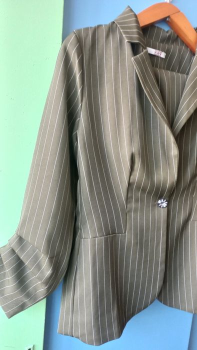 Жіночий брючний костюм